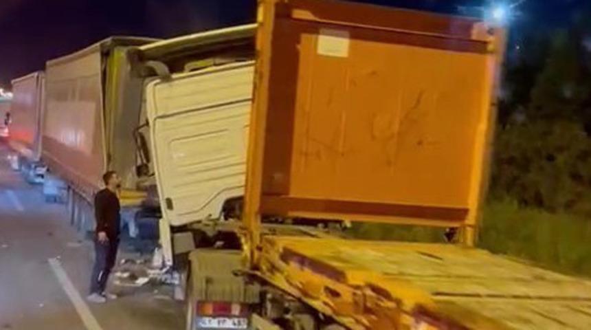 TEM'de 3 TIR birbirine girdi: 1 ağır yaralı