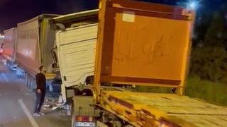 TEM'de 3 TIR birbirine girdi: 1 ağır yaralı