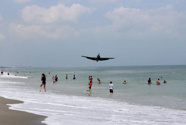 CATERS_PLANE_CRASHES_INTO_THE_BEACH_DURING_COUPLES_PHOTOSHOOT_006_3435695