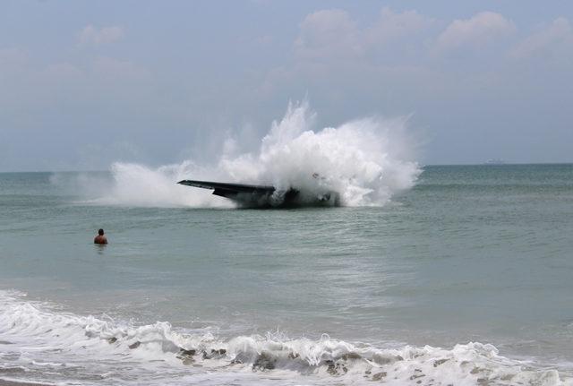 CATERS_PLANE_CRASHES_INTO_THE_BEACH_DURING_COUPLES_PHOTOSHOOT_012_3435701