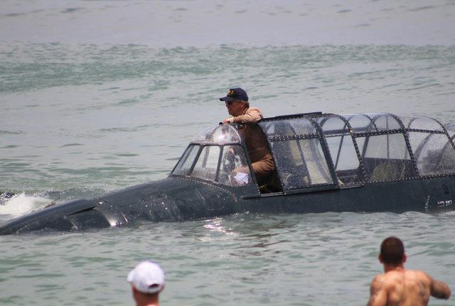 CATERS_PLANE_CRASHES_INTO_THE_BEACH_DURING_COUPLES_PHOTOSHOOT_022_3435711