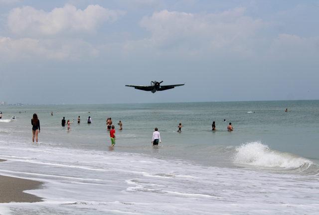 CATERS_PLANE_CRASHES_INTO_THE_BEACH_DURING_COUPLES_PHOTOSHOOT_007_3435696