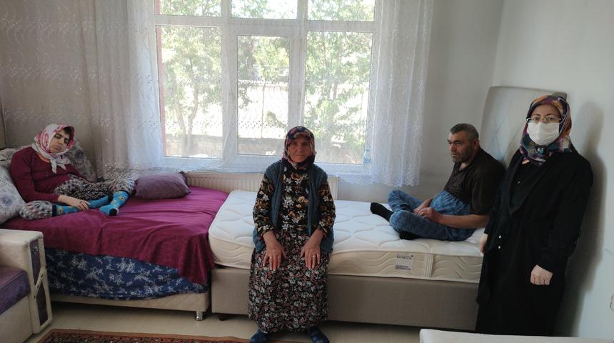 81 yaşındaki fedakar anneyi yalnız bırakmadılar