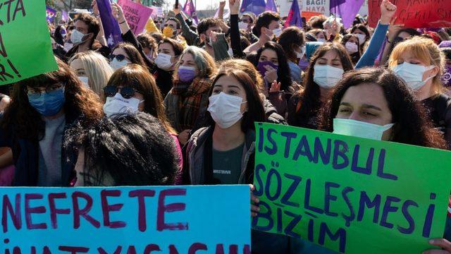 İstanbul Sözleşmesi'nden çekilme kararına karşı İstanbul'da bir araya gelen kadınlar, 