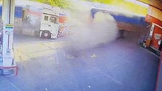 Hatay'da facianın eşiğinden dönüldü! TIR, akaryakıt istasyonuna daldı