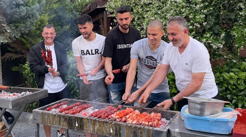 Adana Demirsporlu futbolcular iftarda mangal yaktı