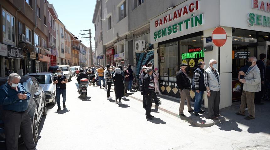 Eskişehir'de baklava almak isteyenler, tatlıcının önünde metrelerce kuyruk oluşturdu