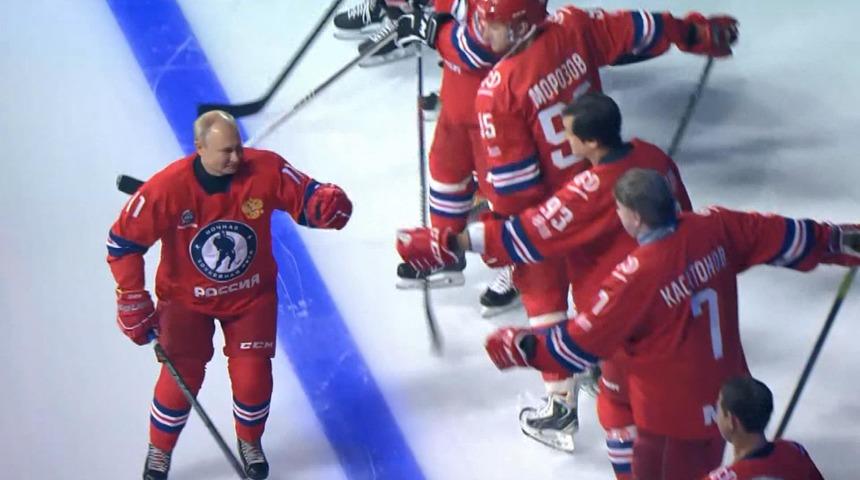 Putin, buz hokeyi maçında hünerlerini konuşturdu