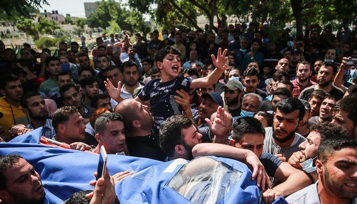 Filistinli küçük çocuğun şehit olan babasına vedası yürekleri dağladı