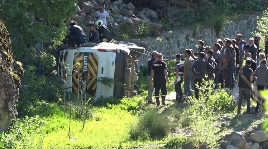 Bingöl’de minibüs şarampole yuvarlandı: 2'si ağır 16 yaralı