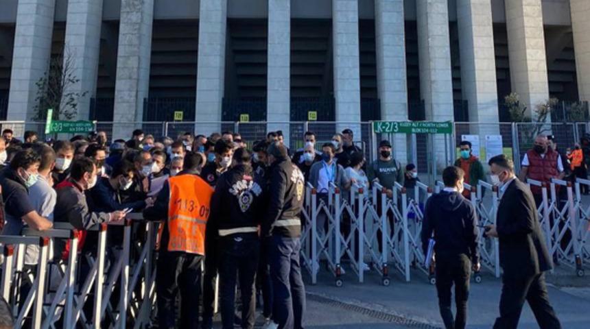Dolmabahçe'ye taraftarlar akın etti! Polis stadyumun kapılarını kapattı