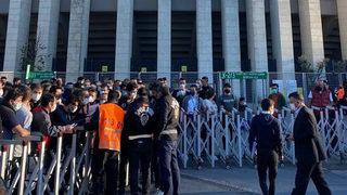 Dolmabahçe'ye taraftarlar akın etti! Polis stadyumun kapılarını kapattı