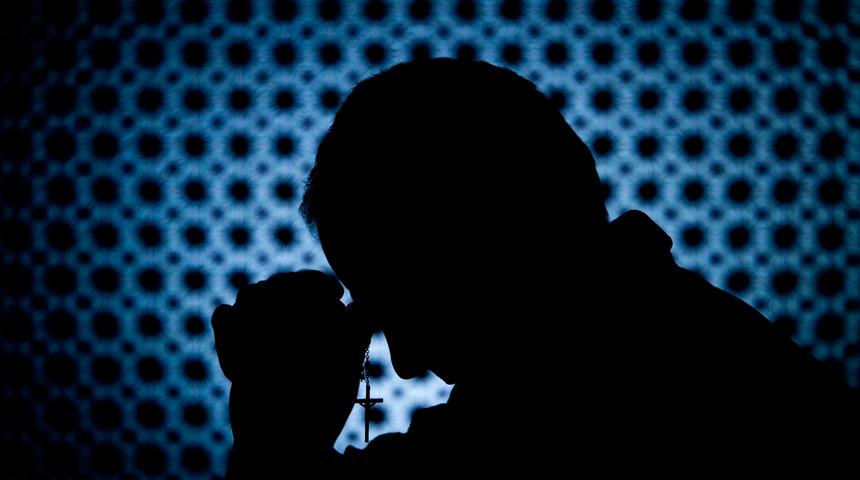 Polonya'da pedofili rahip yakalandı! Kız çocuklarını gizli kamerayla kaydetmiş