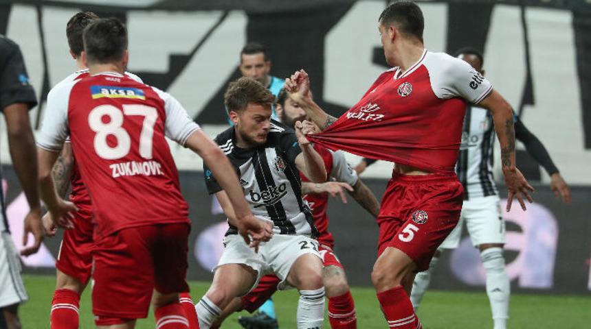 Adem Ljajic, sahayı sedyeyle terk etti