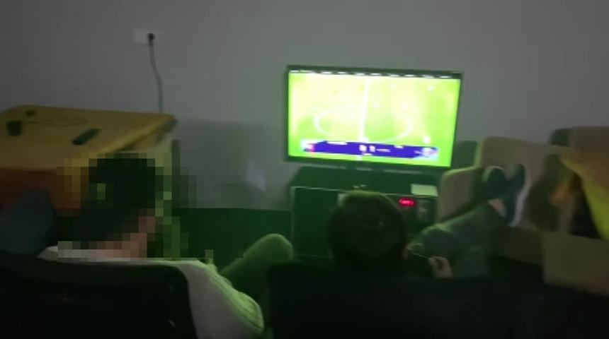 'Pes' dedirten görüntü! Polis baskınına rağmen oyun oynamaya devam ettiler