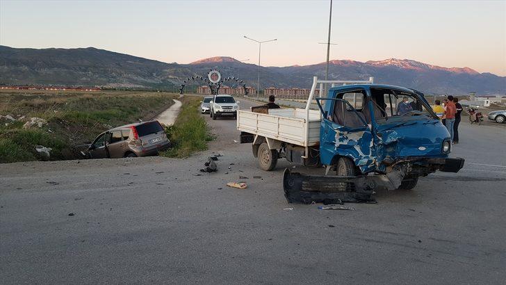 Erzincan'da kamyonetle çarpışan otomobilde sıkışan 2 kişiyi AFAD ekipleri kurtardı G1