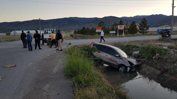 Erzincan'da kamyonetle çarpışan otomobilde sıkışan 2 kişiyi AFAD ekipleri kurtardı G2