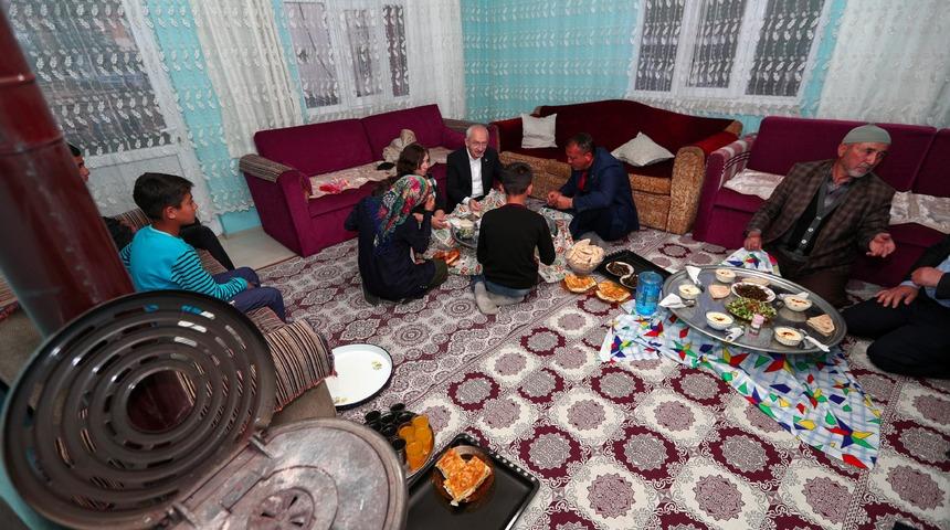 Kılıçdaroğlu, Ankara'nın Çubuk ilçesinde Doruk ailesine iftarda konuk oldu