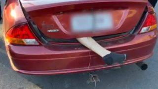 Arabadan sarkan bacak görenleri dehşete düşürdü