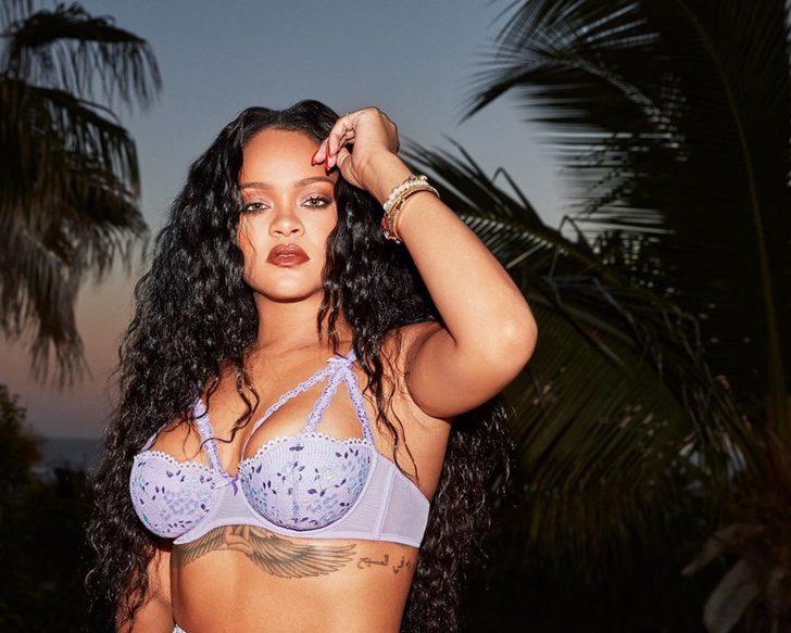 Rihanna süper minisiyle poz verdi