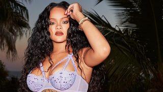 Rihanna süper minisiyle poz verdi