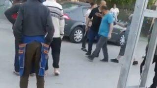 Ortalık karıştı! Balta ve sopalarla birbirlerine girdiler