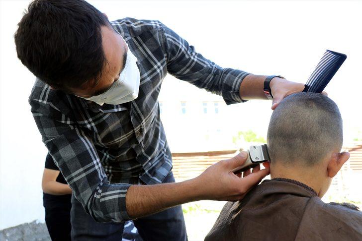 Elazığ'da "iyilik timi" kırsaldaki çocukların saç bakımı ve bayramlıkları için seferber oldu G3