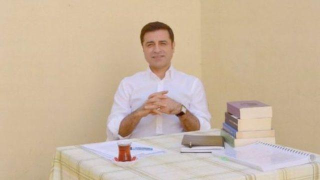Sedat Peker: HDP li Saruhan Oluç, Peker in açıklamaları için Susurluk tan kötü bir duruma işaret ediyor, ülkeyi yönetenler kıllarını kıpırdatmıyor dedi 1