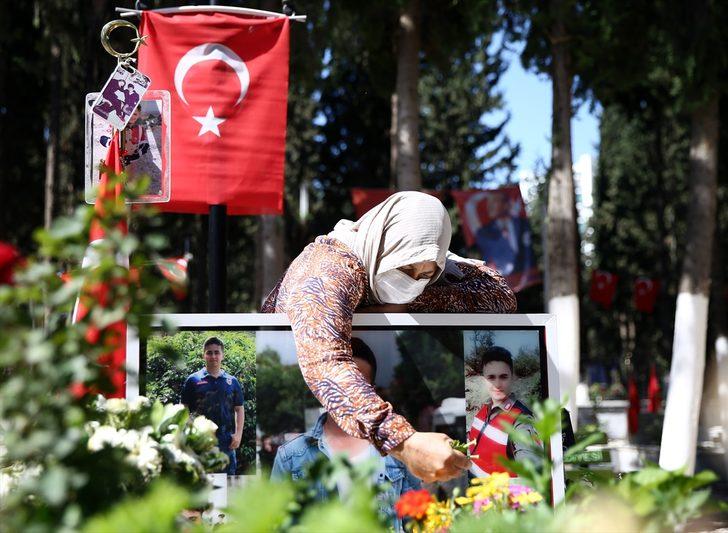 Mersin'deki şehitlikte hüzünlü Ramazan Bayramı arifesi G1