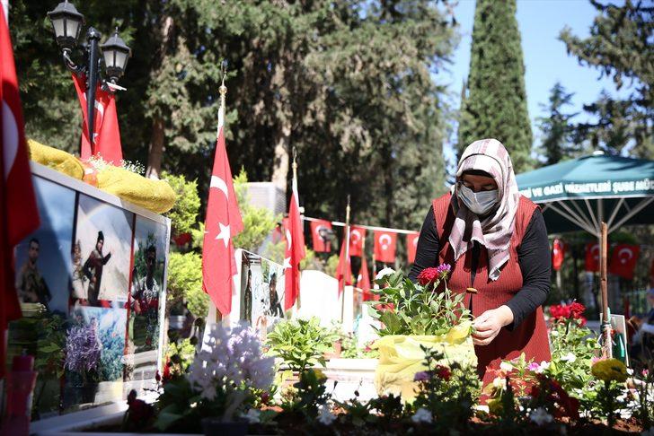 Mersin'deki şehitlikte hüzünlü Ramazan Bayramı arifesi G3