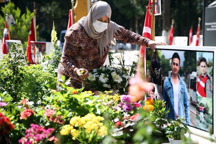 Mersin'deki şehitlikte hüzünlü Ramazan Bayramı arifesi G4