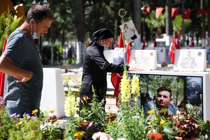 Mersin'deki şehitlikte hüzünlü Ramazan Bayramı arifesi G5