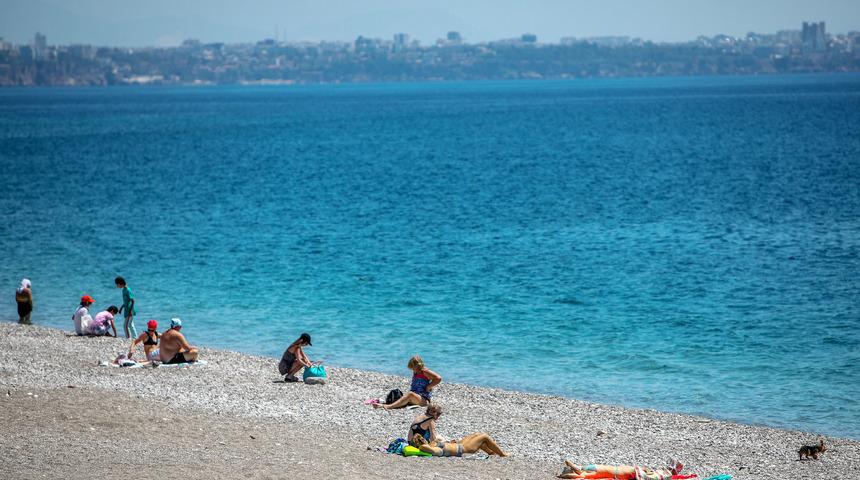 Antalya'da turistler boş sahillerin keyfini çıkardı