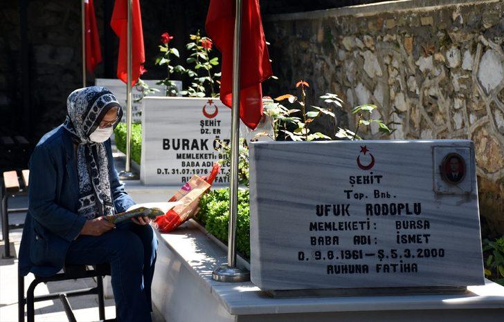 Bursa ve çevre illerde Ramazan Bayramı arifesinde şehitlikler ziyaret edildi G5
