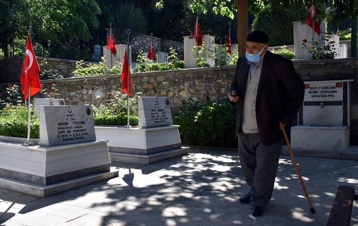 Bursa ve çevre illerde Ramazan Bayramı arifesinde şehitlikler ziyaret edildi G4