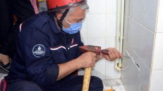 4 gün boyunca mahsur kaldı! Ev sahibi duvarı deldirmedi, fayans sökülerek kurtarıldı