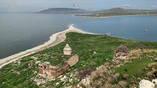 El değmemiş doğası ve dokusuyla Van Gölü’nün adası Çarpanak görenleri büyülüyor 