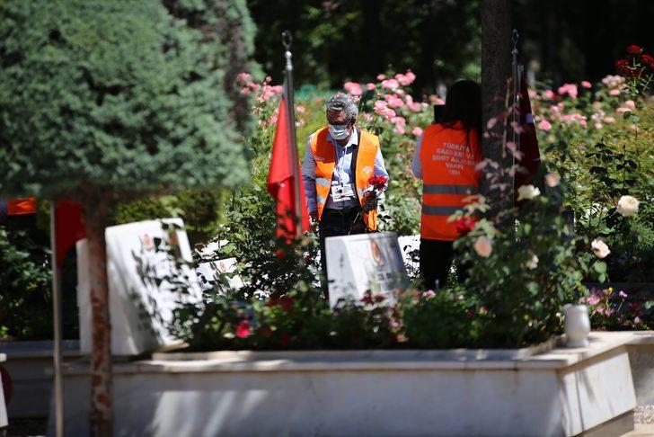 Adana, Hatay ve Osmaniye'de şehitlik ziyaretleri yapıldı G3