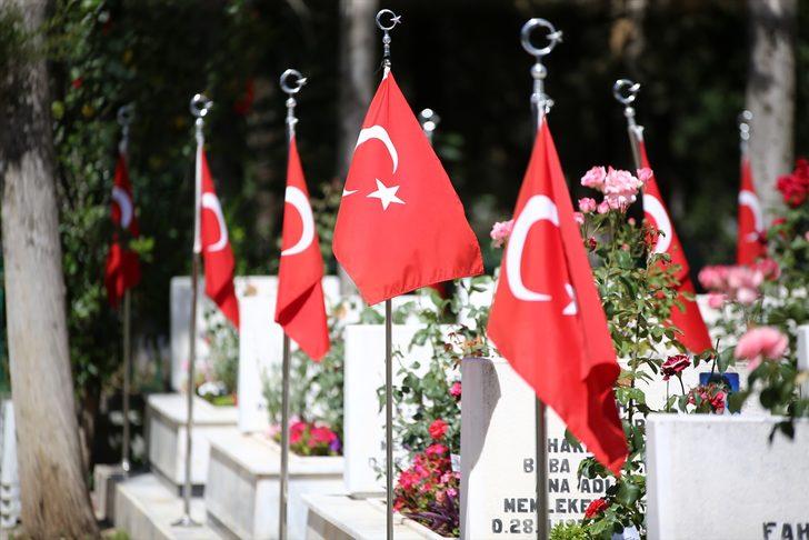 Adana, Hatay ve Osmaniye'de şehitlik ziyaretleri yapıldı G5