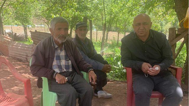 HDP Milletvekili Alican Önlü (sağda), Murat Yıldız'ın babasını (solda) ziyaret etti