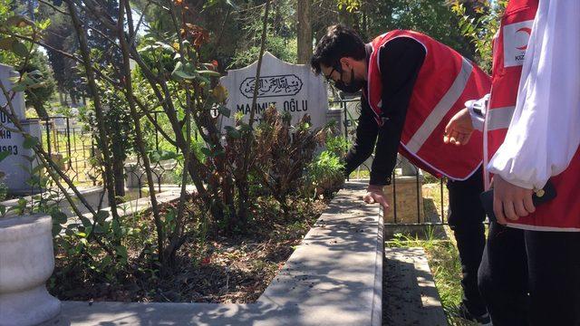 Ordu'da Kızılay ekipleri kabir ziyareti yapamayan vatandaşlar için mezarlıkları temizleyerek dua etti