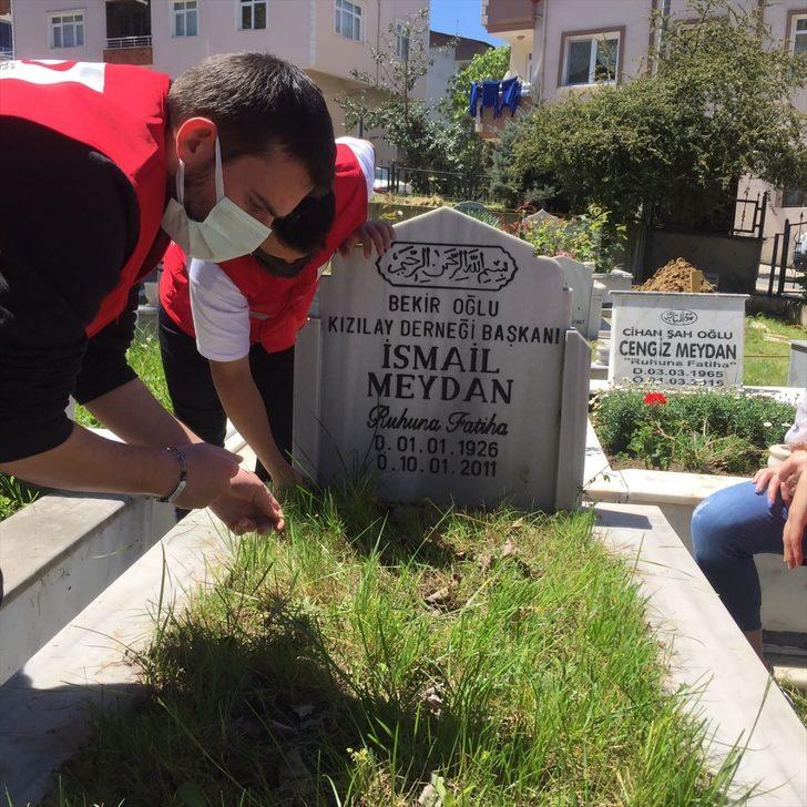 Ordu'da Kızılay ekipleri kabir ziyareti yapamayan vatandaşlar için mezarlıkları temizleyerek dua etti G2