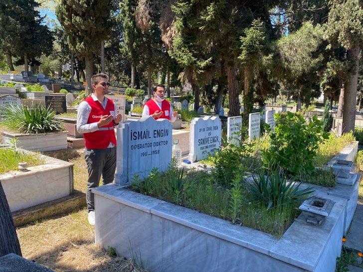 Ordu'da Kızılay ekipleri kabir ziyareti yapamayan vatandaşlar için mezarlıkları temizleyerek dua etti G3