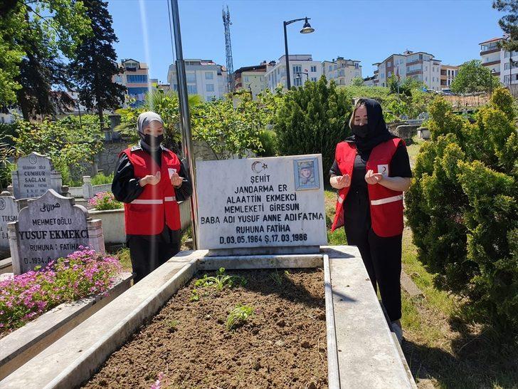Ordu'da Kızılay ekipleri kabir ziyareti yapamayan vatandaşlar için mezarlıkları temizleyerek dua etti G4