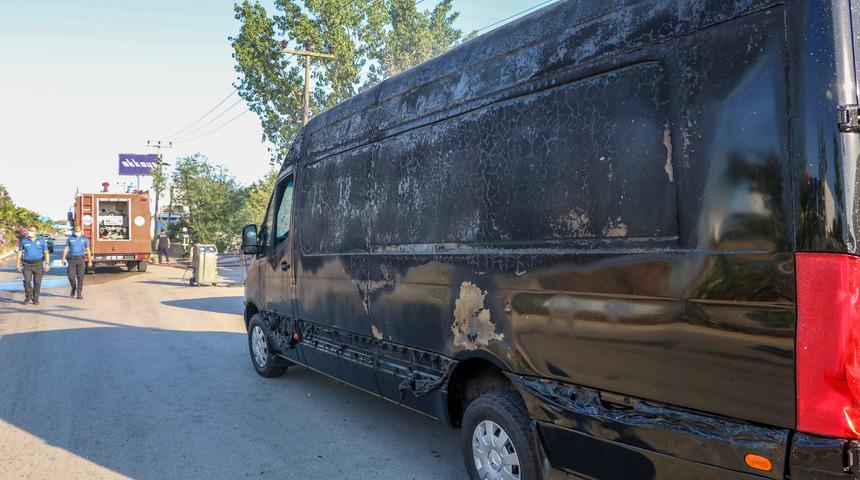 Minibüsleri kurtarmak isterken oluşan yanıkların acısını dere suyuyla dindirdi