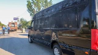 Minibüsleri kurtarmak isterken oluşan yanıkların acısını dere suyuyla dindirdi