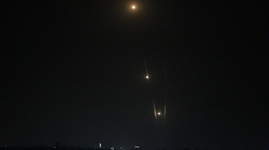 Kassam Tugayları, İsrail'in &uuml;&ccedil; kentine 130 roketle hava saldırısı d&uuml;zenledi