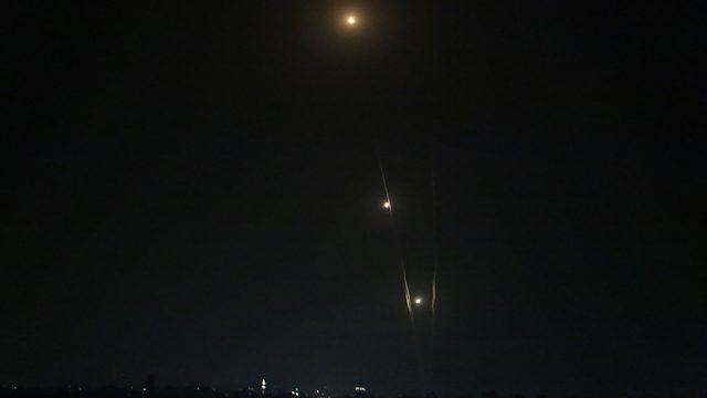 Kassam Tugayları, İsrail'in üç kentine 130 roketle hava saldırısı düzenledi