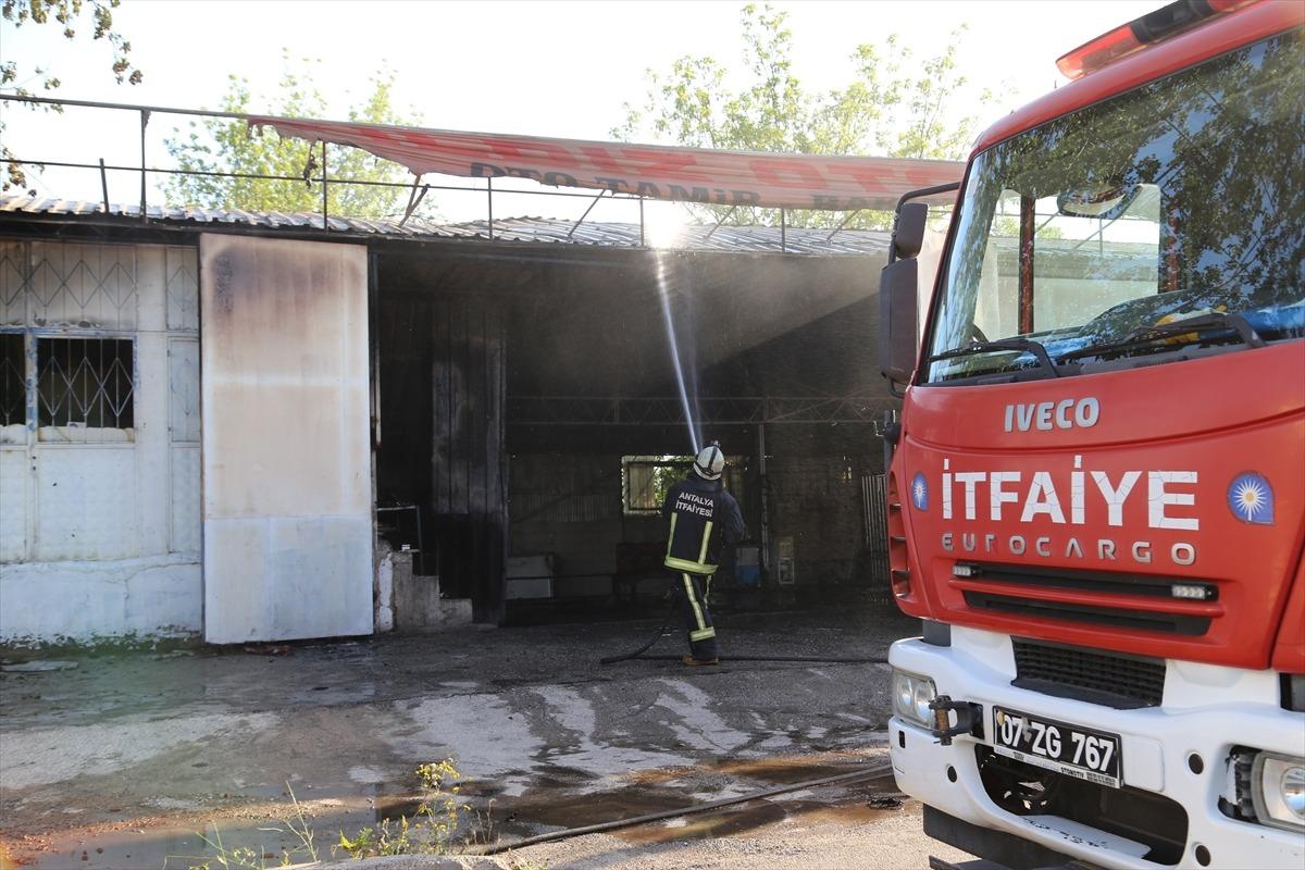 Antalya'da  oto tamirhanesinde &ccedil;ıkan yangın hasara neden oldu