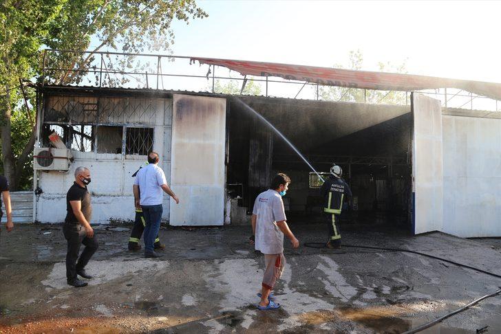 Antalya'da  oto tamirhanesinde çıkan yangın hasara neden oldu G2
